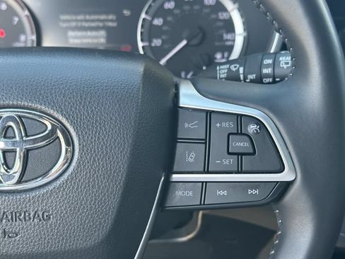 Used 2024 Toyota Highlander XSE FWD image 14