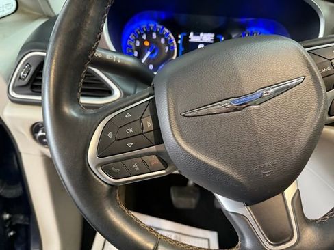 Used 2017 Chrysler Pacifica Touring-L w/ Tire & Wheel Group image 22