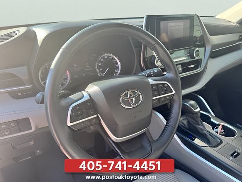 Used 2023 Toyota Highlander LE FWD image 18