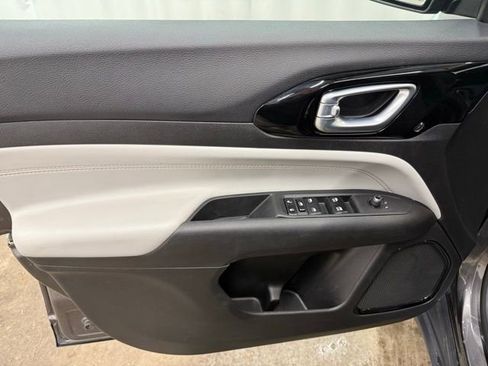 Used 2024 Jeep Compass Limited image 15