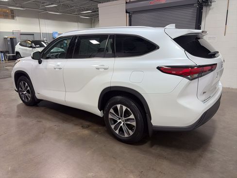 Used 2022 Toyota Highlander XLE AWD/4WD image 5