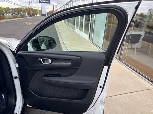 Certified 2025 Volvo XC40 B5 Plus AWD/4WD image 14