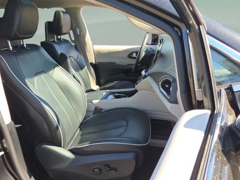 Used 2023 Chrysler Pacifica Limited w/ Uconnect Theater Family Group image 26