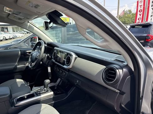 Used 2018 Toyota Tacoma SR5 AWD/4WD image 36