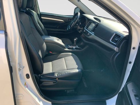 Used 2017 Toyota Highlander Plus FWD image 11