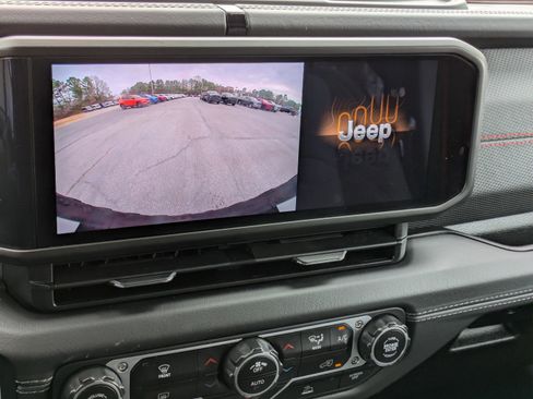 Used 2025 Jeep Wrangler Unlimited Rubicon image 13