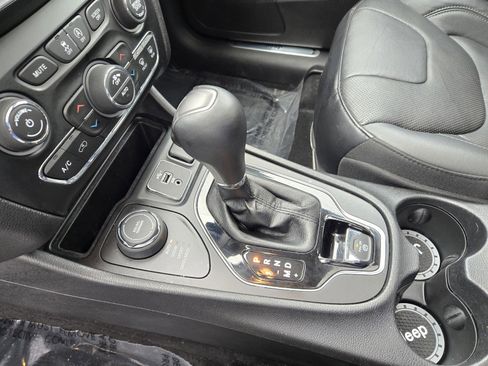 Used 2019 Jeep Cherokee Limited w/ Luxury Group image 20