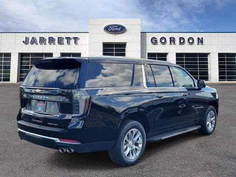 Used 2025 Chevrolet Suburban Premier AWD/4WD image 4