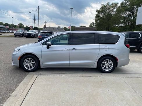 Used 2023 Chrysler Pacifica Touring-L FWD image 8