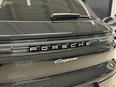 Certified 2025 Porsche Cayenne E-Hybrid w/ Premium Package Plus AWD/4WD image 16