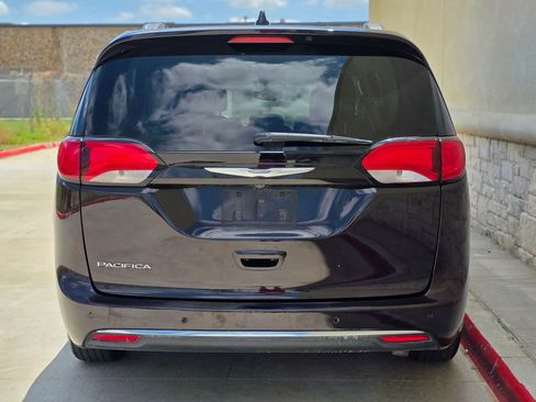 Used 2017 Chrysler Pacifica Touring-L Plus w/ Tire & Wheel Group FWD image 4