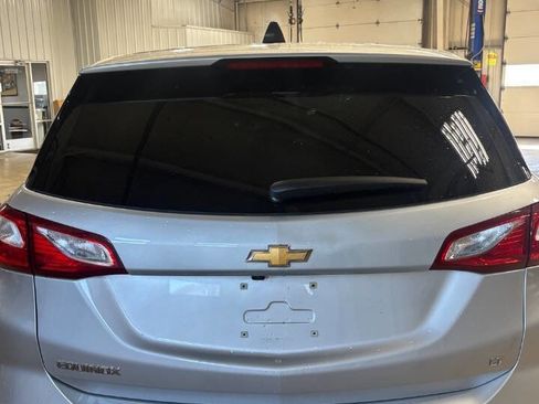 Used 2018 Chevrolet Equinox LT image 2