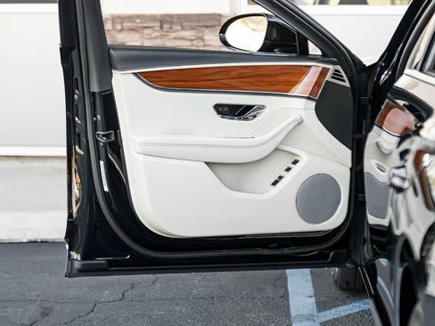 Certified 2022 Bentley Flying Spur image 15