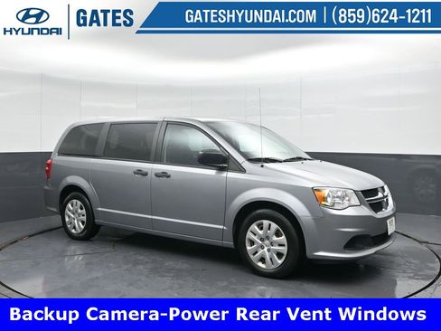 Used 2019 Dodge Grand Caravan SE w/ UConnect Hands-Free Group image 4
