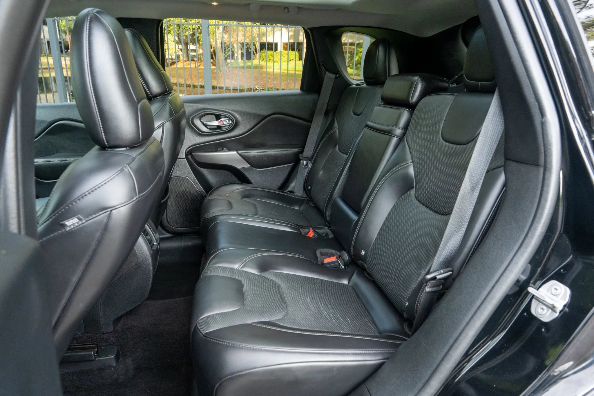 Used 2019 Jeep Cherokee Limited w/ Technology Group AWD/4WD image 14