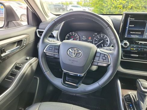 Used 2021 Toyota Highlander Platinum FWD image 17