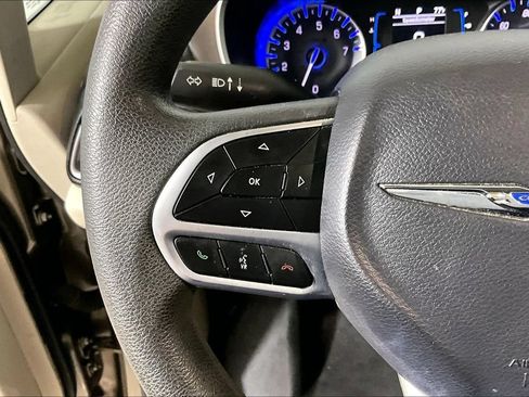 Used 2017 Chrysler Pacifica Touring Plus w/ Tire & Wheel Group FWD image 14