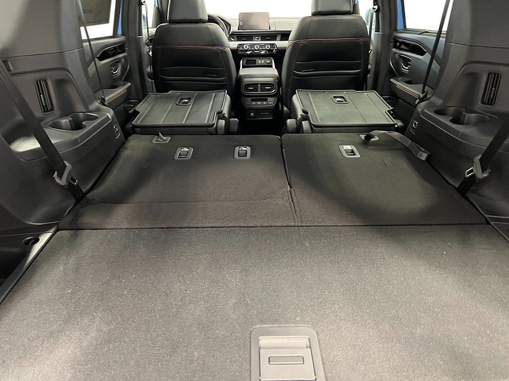 Used 2025 Honda Pilot TrailSport image 31