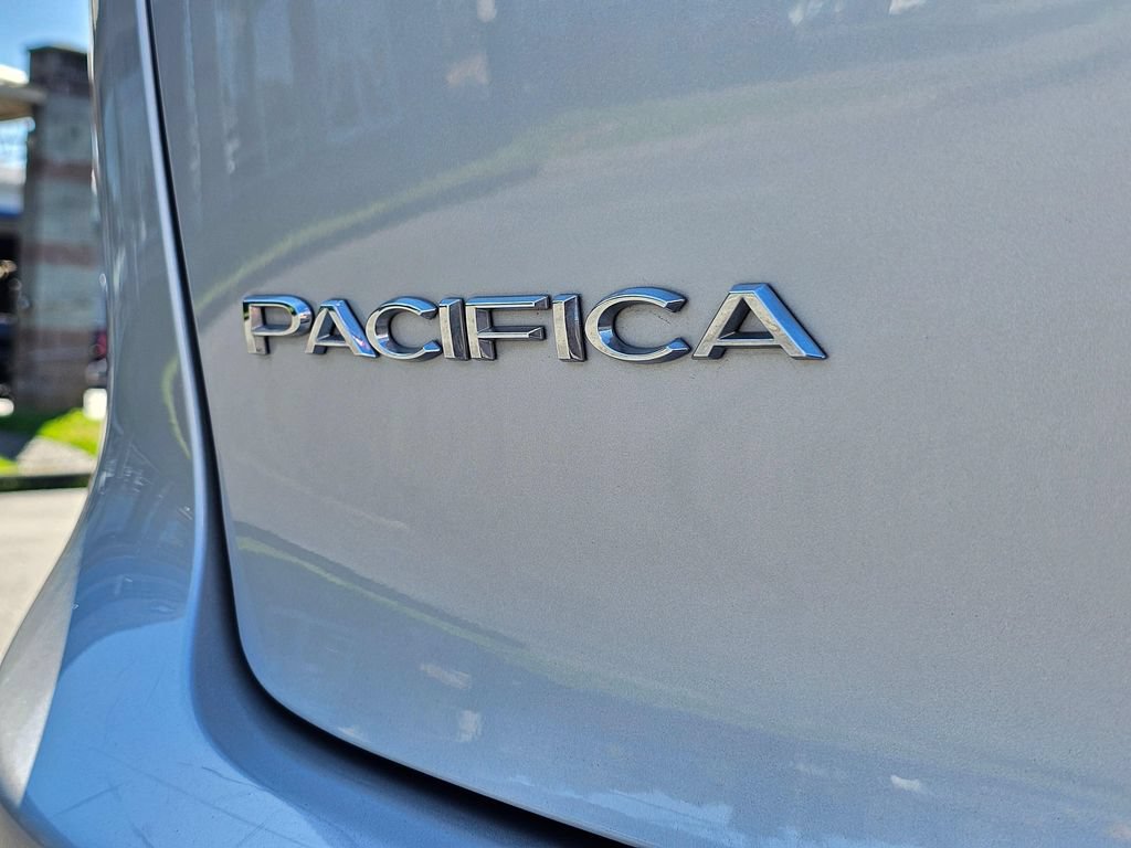 Used 2024 Chrysler Pacifica Touring-L FWD image 16