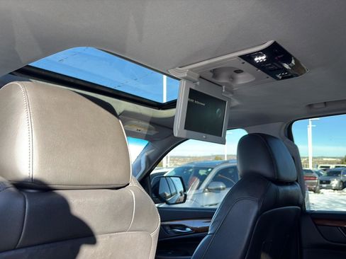 Used 2017 Cadillac Escalade ESV Luxury image 25