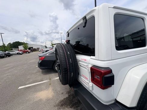 Used 2022 Jeep Wrangler Unlimited Sahara AWD/4WD image 8