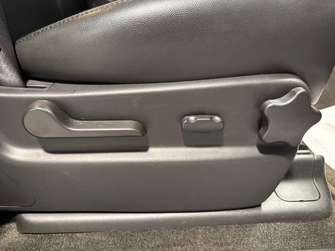 Used 2011 Chevrolet Avalanche LT w/ Regional Value Package AWD/4WD image 29