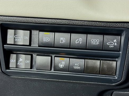 Used 2025 Toyota Sequoia Capstone image 14