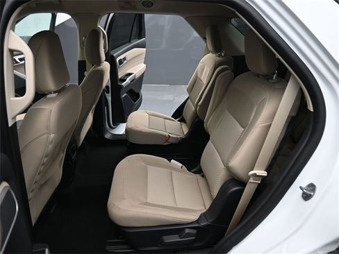 Used 2024 Ford Explorer XLT image 13