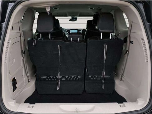 Used 2023 Chrysler Pacifica Touring-L FWD image 10