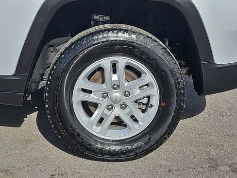 Used 2023 Jeep Grand Cherokee Laredo w/ Luxury Tech Group I image 35