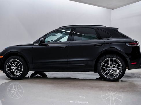 Certified 2025 Porsche Macan image 2