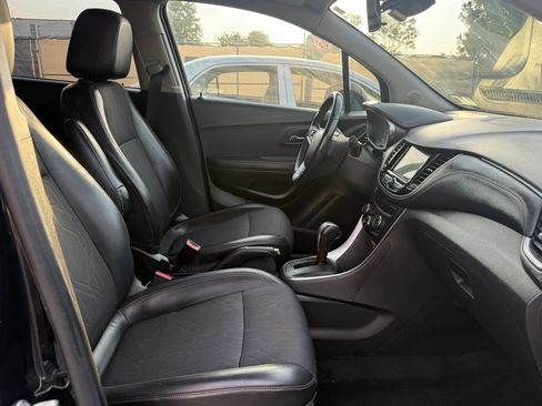 Used 2019 Chevrolet Trax LT w/ LT Convenience Package AWD/4WD image 18