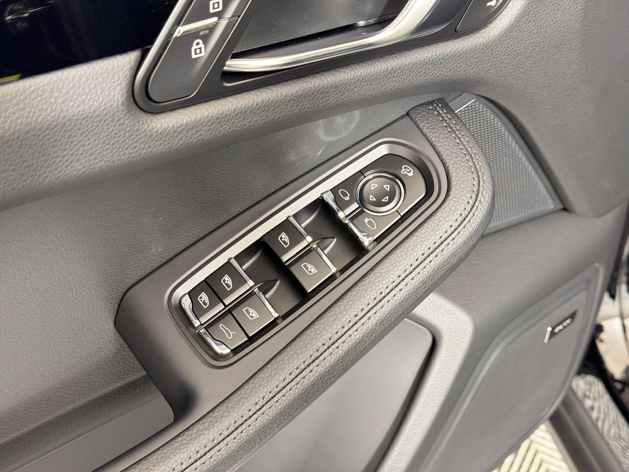 Used 2026 Porsche Macan AWD/4WD image 23
