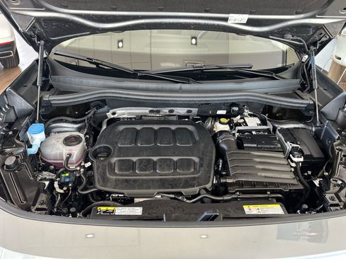 Certified 2025 Volkswagen Tiguan SE image 27