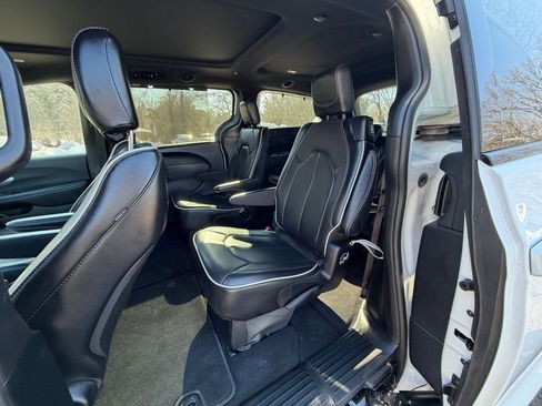 Used 2025 Chrysler Pacifica Limited image 25