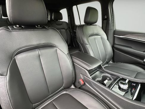 New 2025 Jeep Grand Cherokee Limited w/ Trailer Tow Package image 18