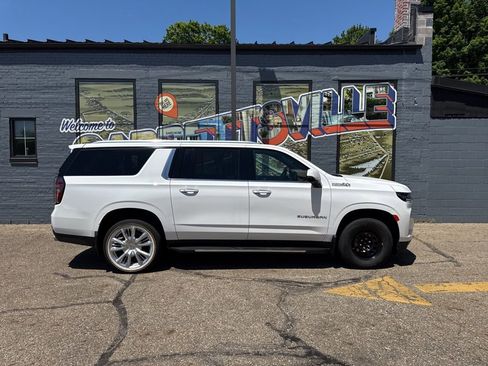 Used 2023 Chevrolet Suburban High Country AWD/4WD image 33