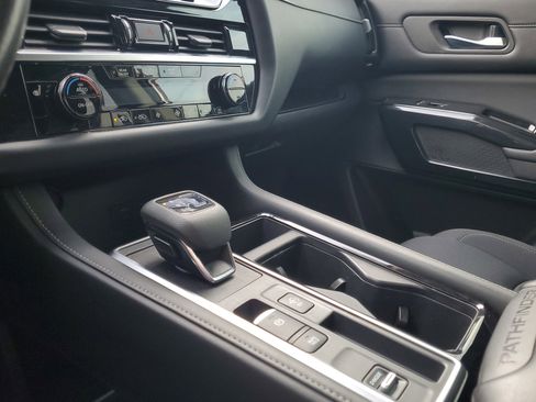 Used 2022 Nissan Pathfinder SV image 27