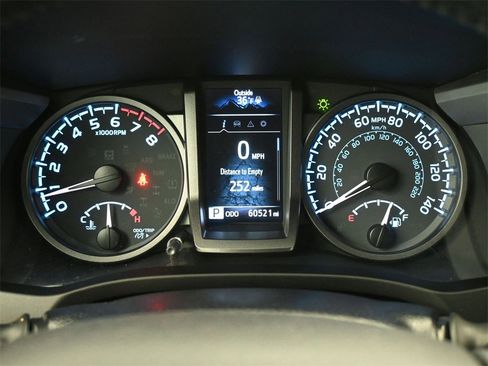 Used 2022 Toyota Tacoma TRD Off-Road image 2