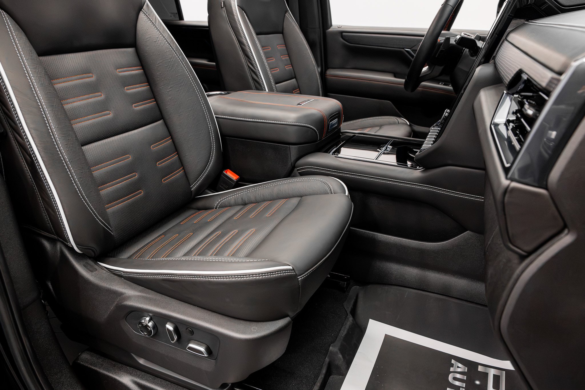 Used 2026 GMC Yukon AT4 Ultimate w/ LPO, Floor Liner Package AWD/4WD image 32