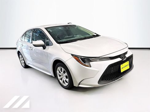 Used 2021 Toyota Corolla LE FWD image 3