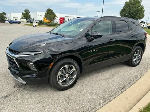 Used 2025 Chevrolet Blazer LT w/ Convenience Package AWD/4WD image 3