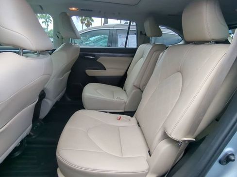Used 2021 Toyota Highlander Platinum FWD image 17