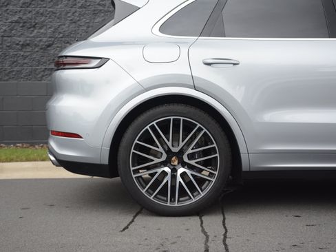 Certified 2025 Porsche Cayenne AWD/4WD image 38