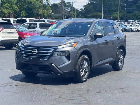 Used 2024 Nissan Rogue S AWD/4WD image 2