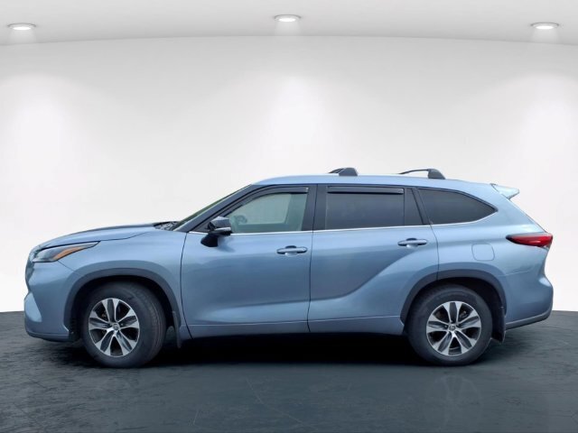 Used 2022 Toyota Highlander XLE AWD/4WD image 16