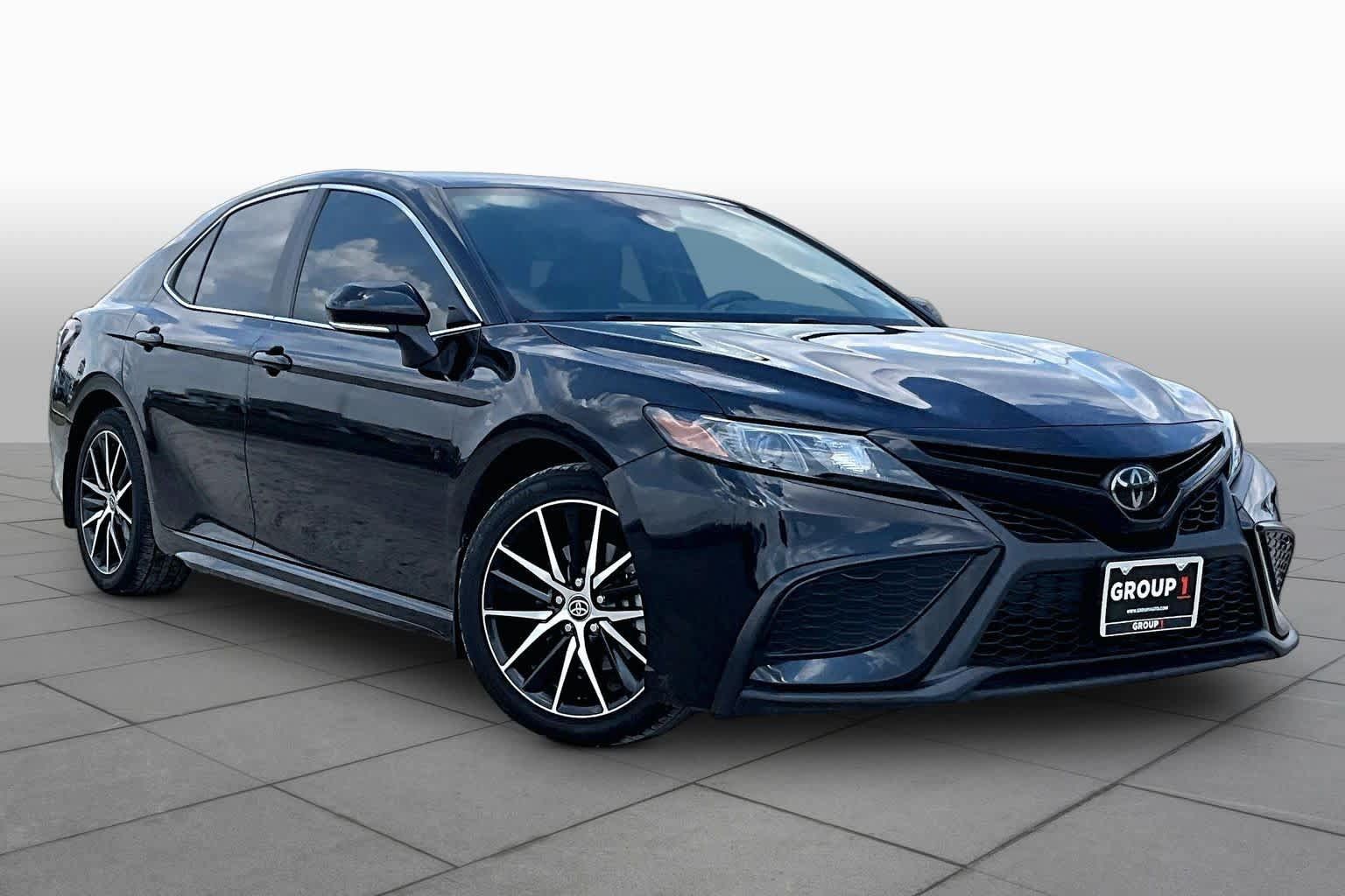 Used 2023 Toyota Camry SE FWD image 3