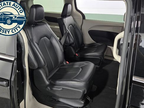 Used 2024 Chrysler Pacifica Limited FWD image 40