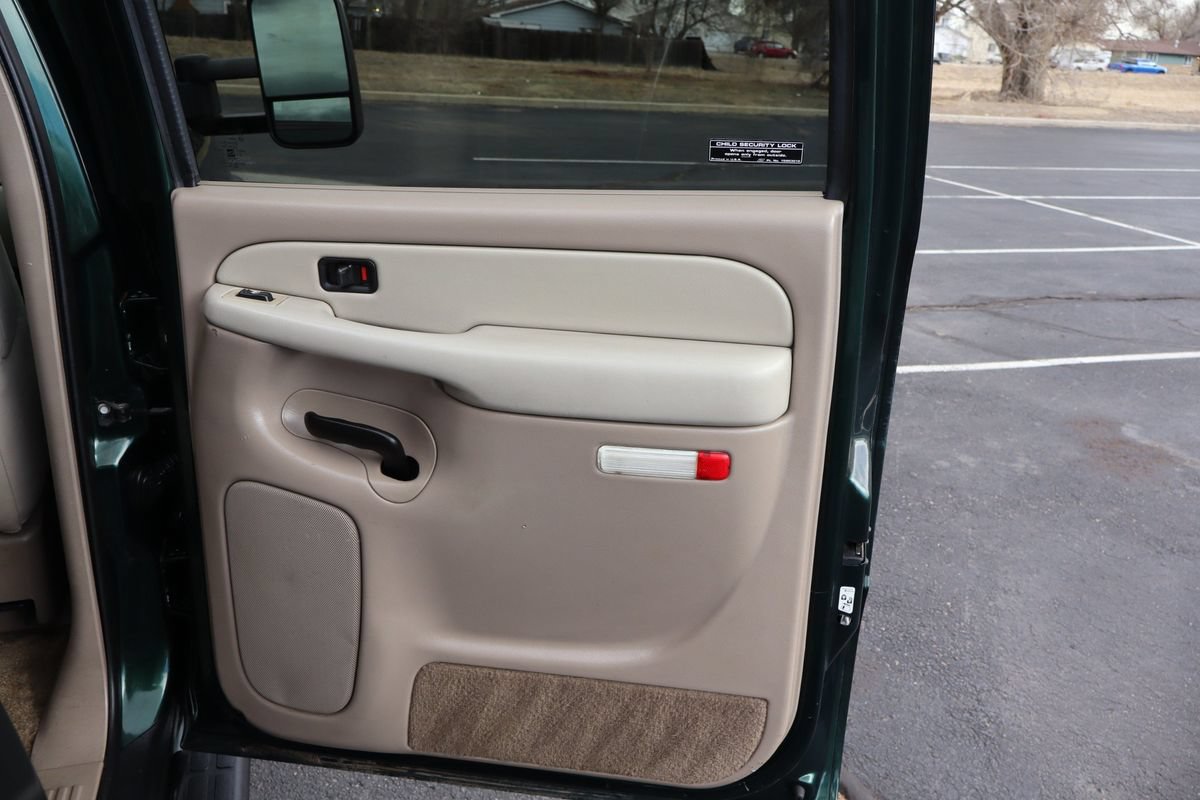 Used 2002 Chevrolet Suburban 2500 LT AWD/4WD image 27