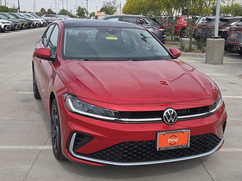 Used 2025 Volkswagen Jetta SE image 2